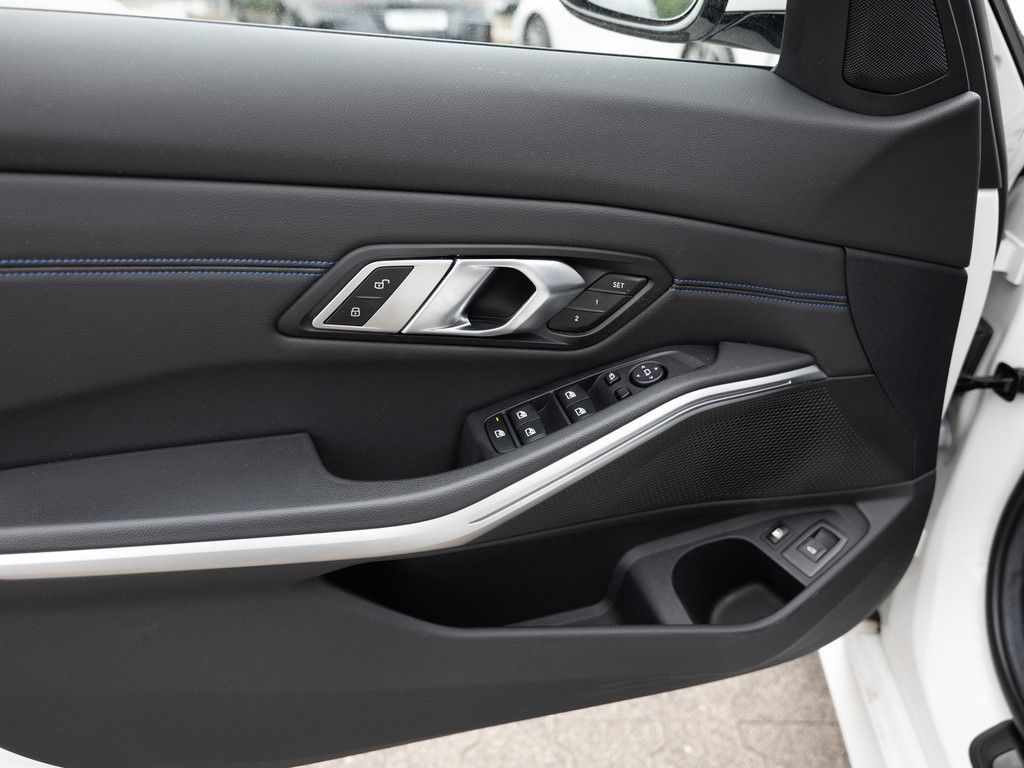 BMW 330e Touring xDrive M-Sport PANO AHK HUD LASER