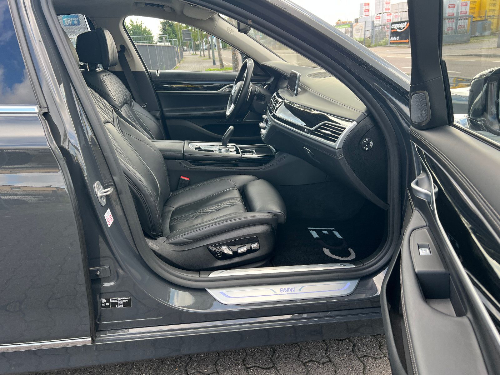 BMW 750 d xDrive HUD HK FINANZIERUNG