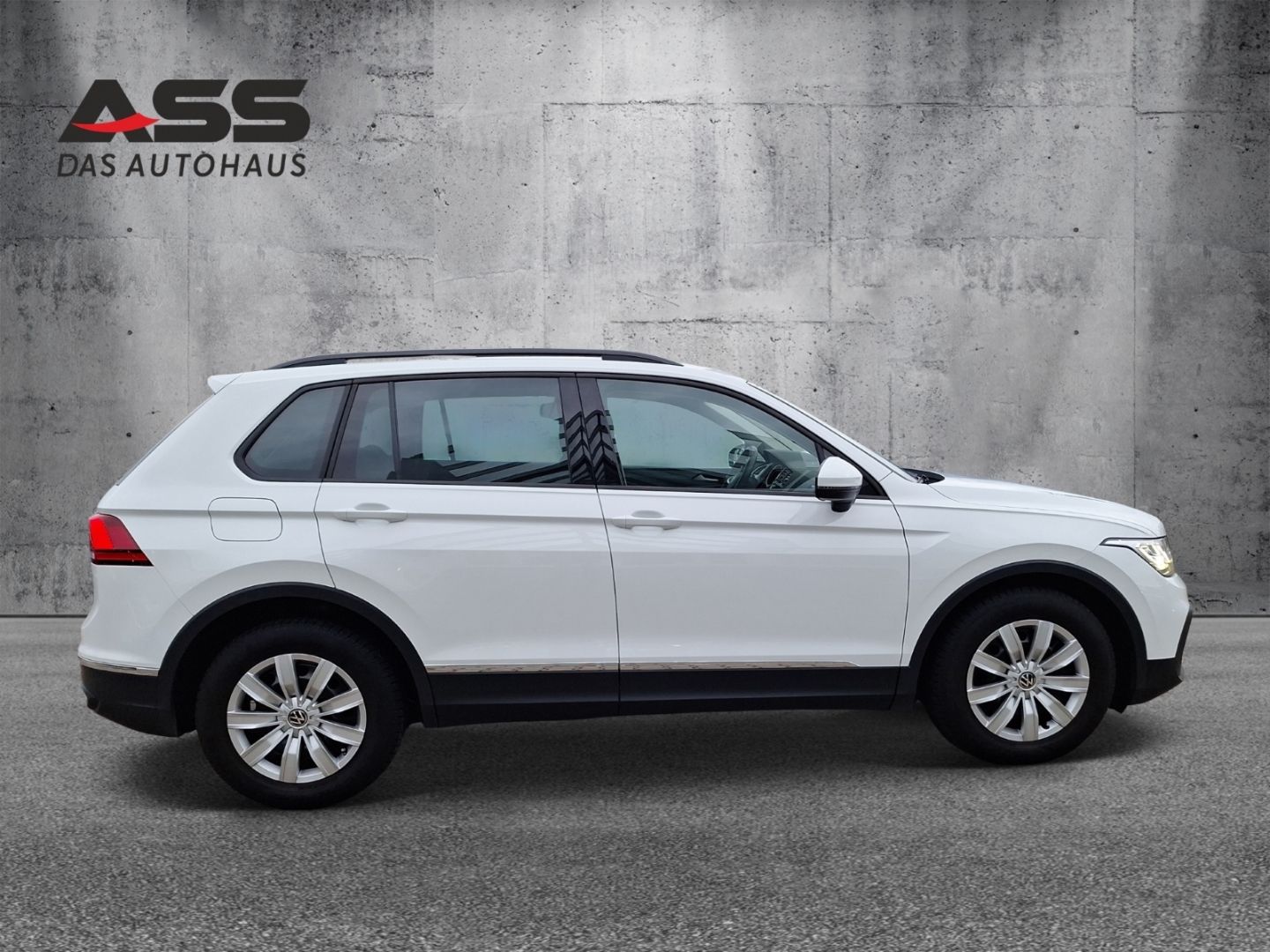 Volkswagen Tiguan 2.0 TDI Life - Samsaru's Car Outlet
