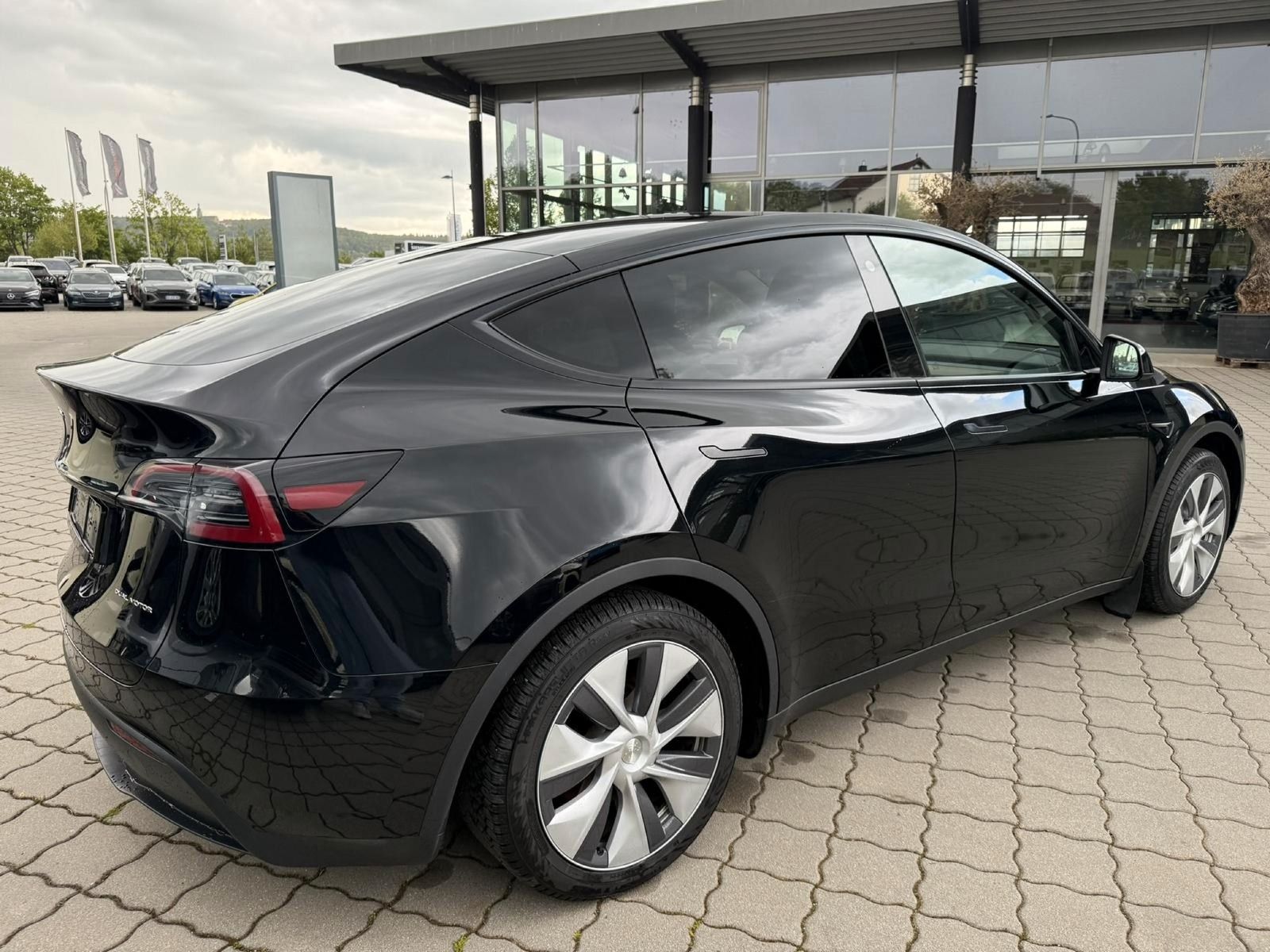 Tesla Model Y Long Range Dual AWD 8-FACH+AHK
