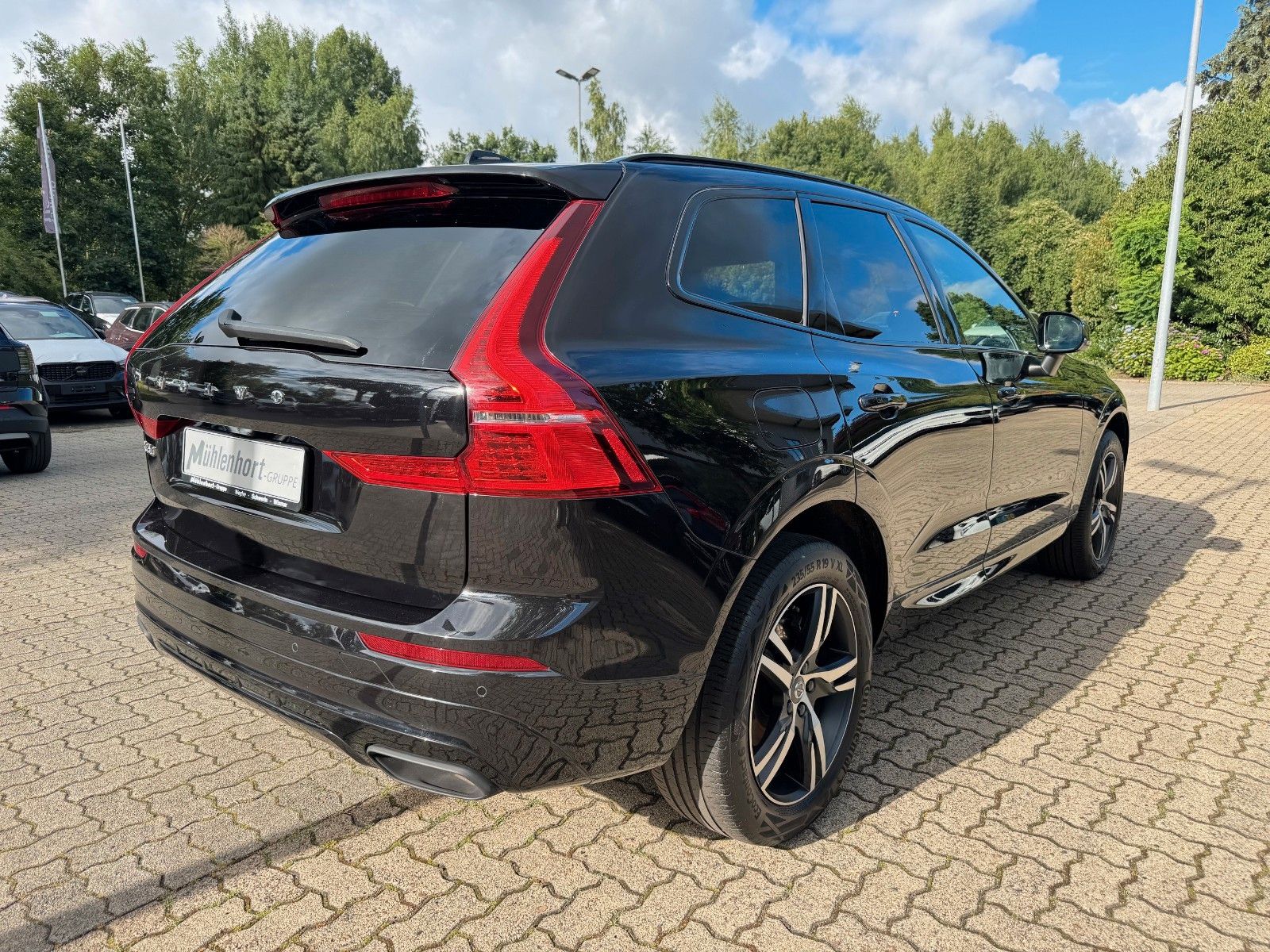 Volvo XC60 B5 D AWD R-DESIGN - Samsaru's Car Outlet
