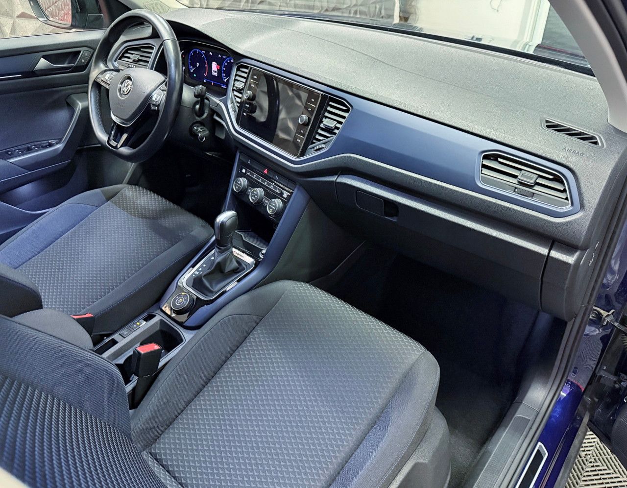Volkswagen T-Roc 2.0 TDI DSG 4MOTION R-Line - Samsaru's Car Outlet