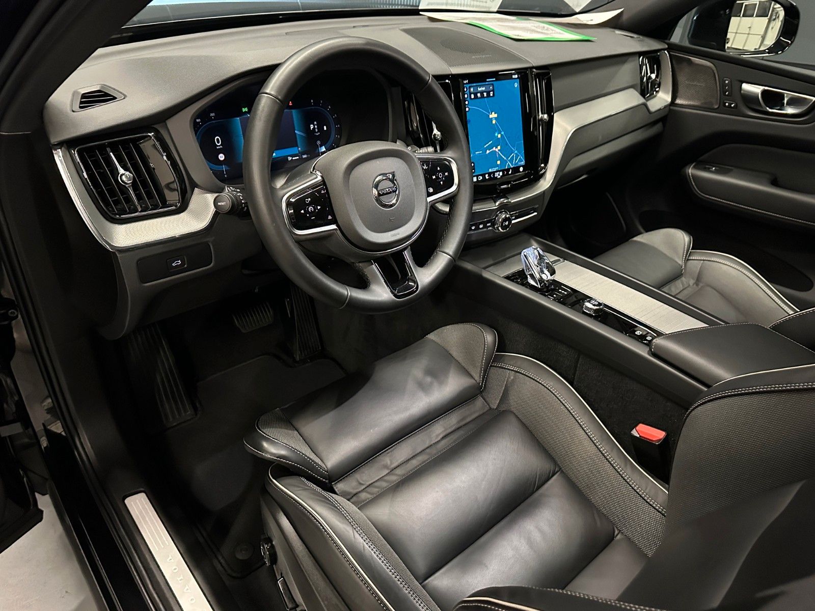 Volvo XC60 Plus Black Edition AWD*21Zoll*PANORAMA*AHK*