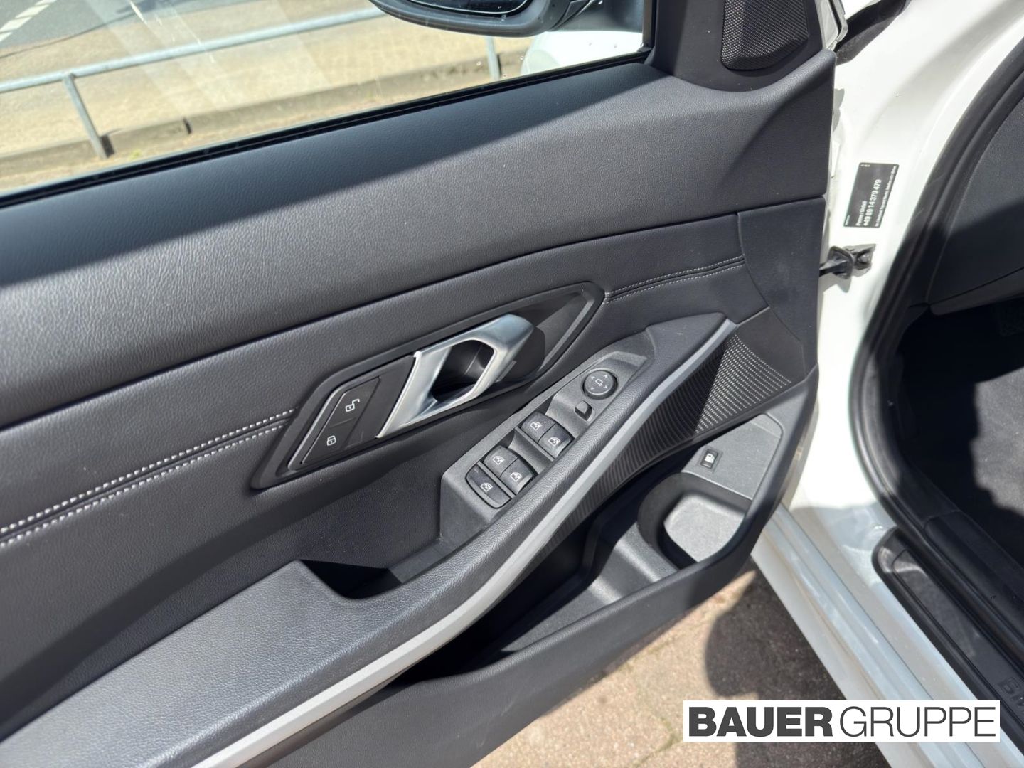 BMW 330 e xDrive Advantage - Samsaru's Car Outlet