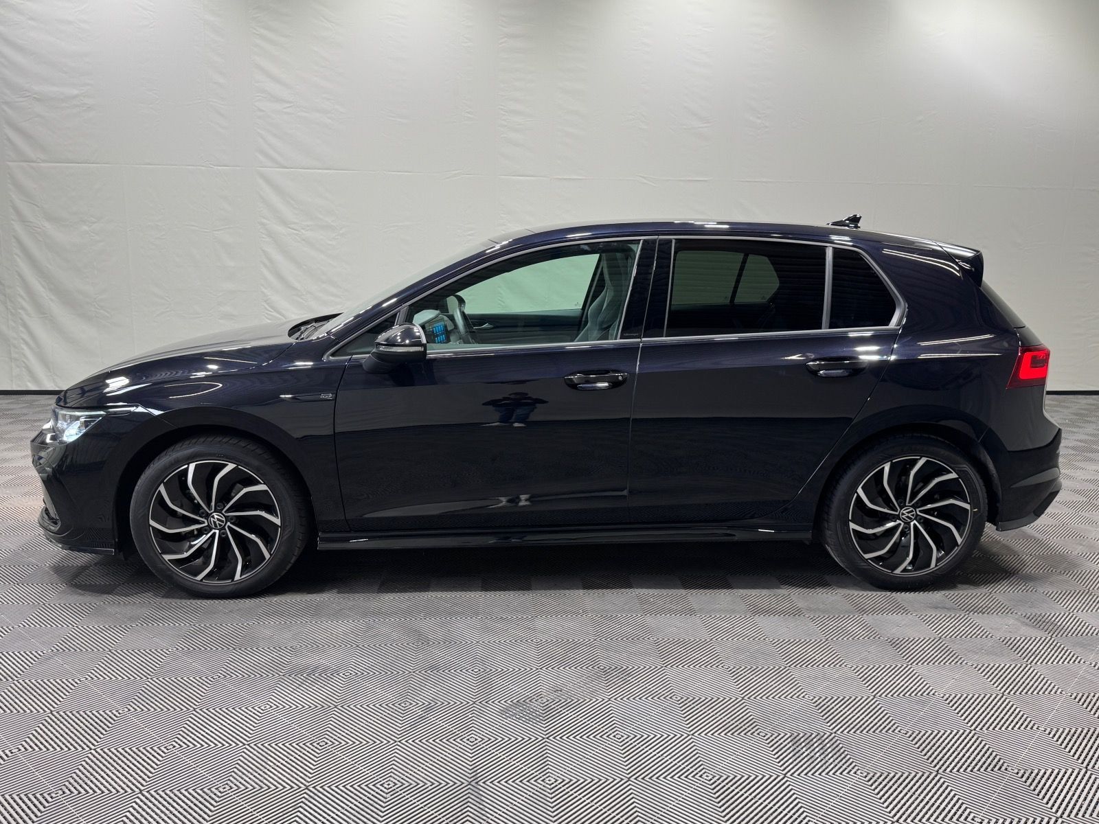 Volkswagen Golf R-Line 1.5 eTSI DSG - Samsaru's Car Outlet