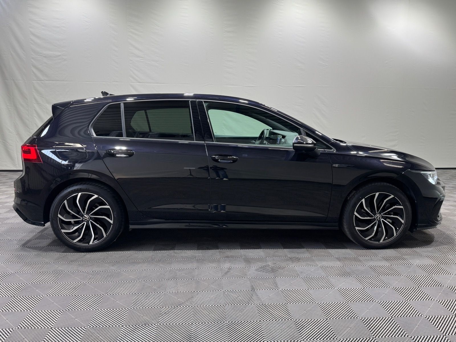 Volkswagen Golf R-Line 1.5 eTSI DSG - Samsaru's Car Outlet