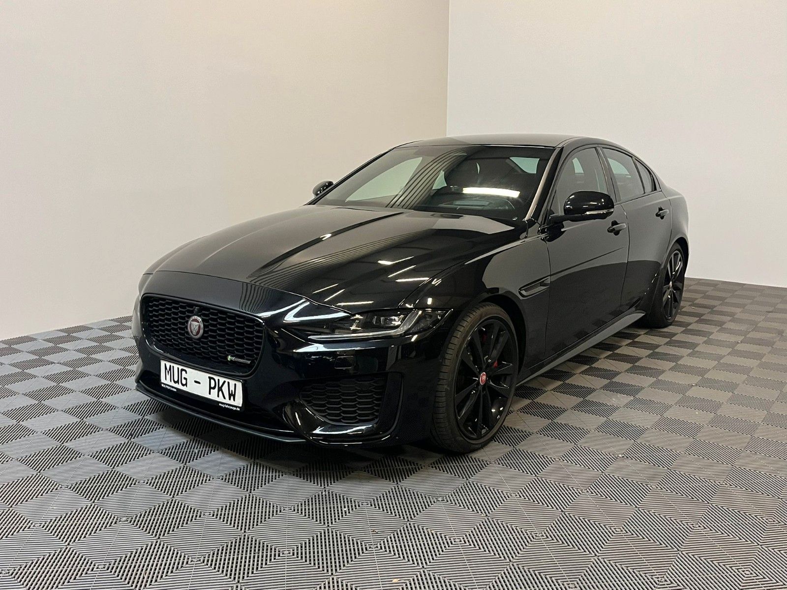 Jaguar XE P250 R-Dynamic Black *ACC-HuD-LED-360°*