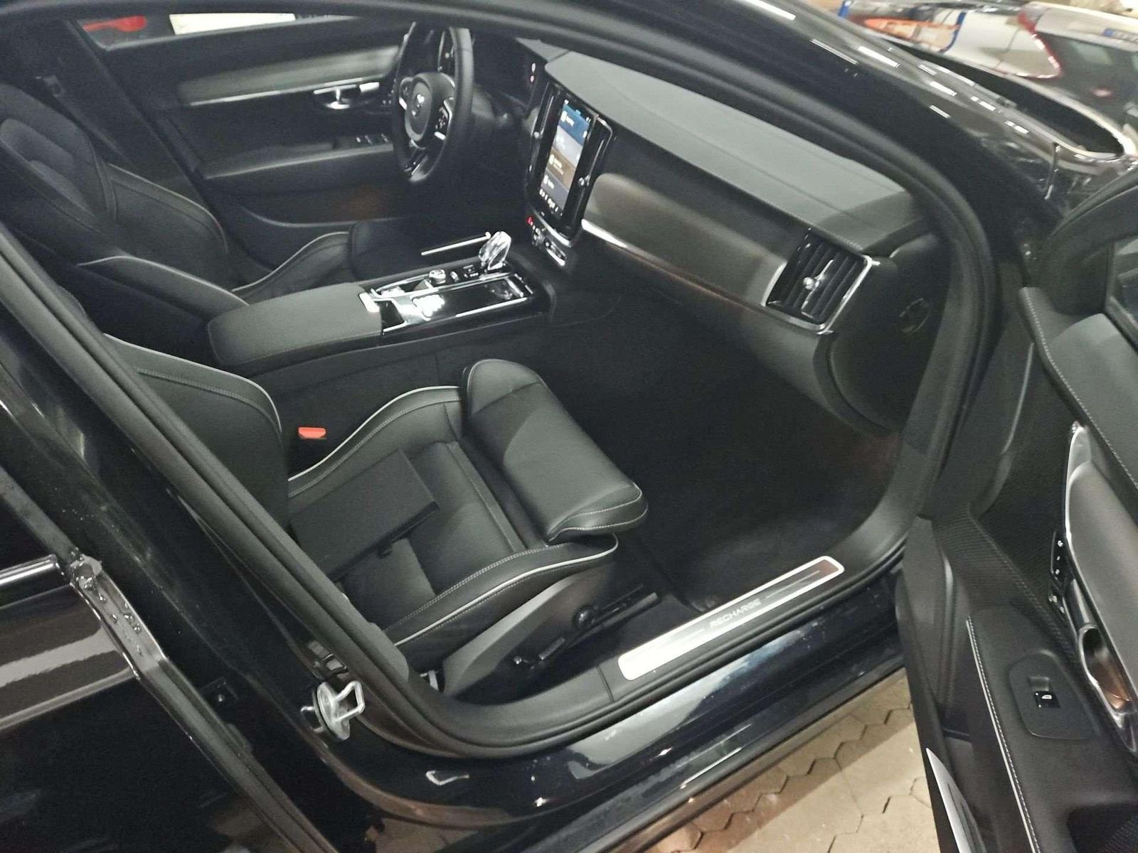 Volvo S90 Ultimate Dark Recharge Plug-In Hybrid AWD