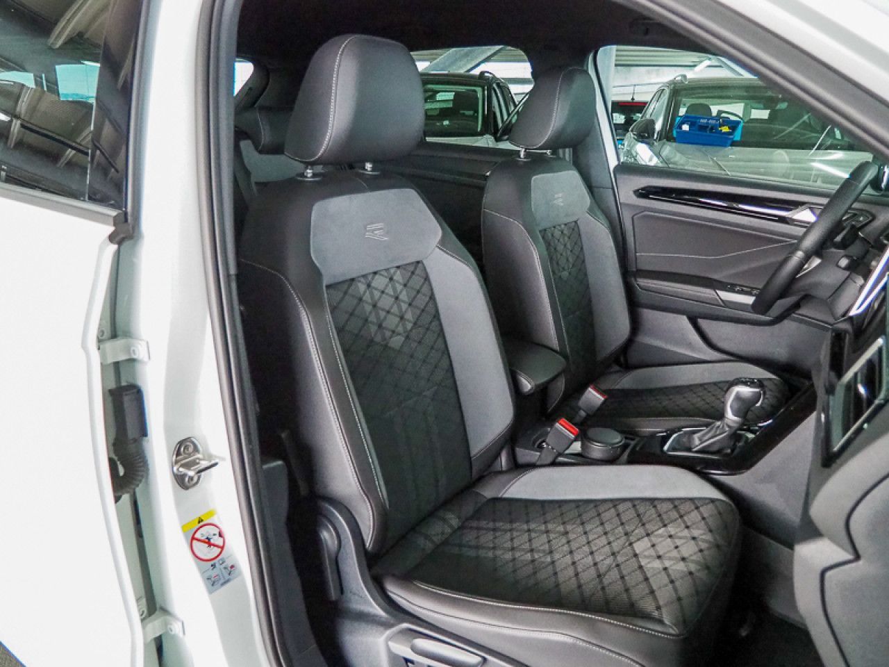 Volkswagen T-Roc 1.5 TSI DSG R-Line - Samsaru's Car Outlet