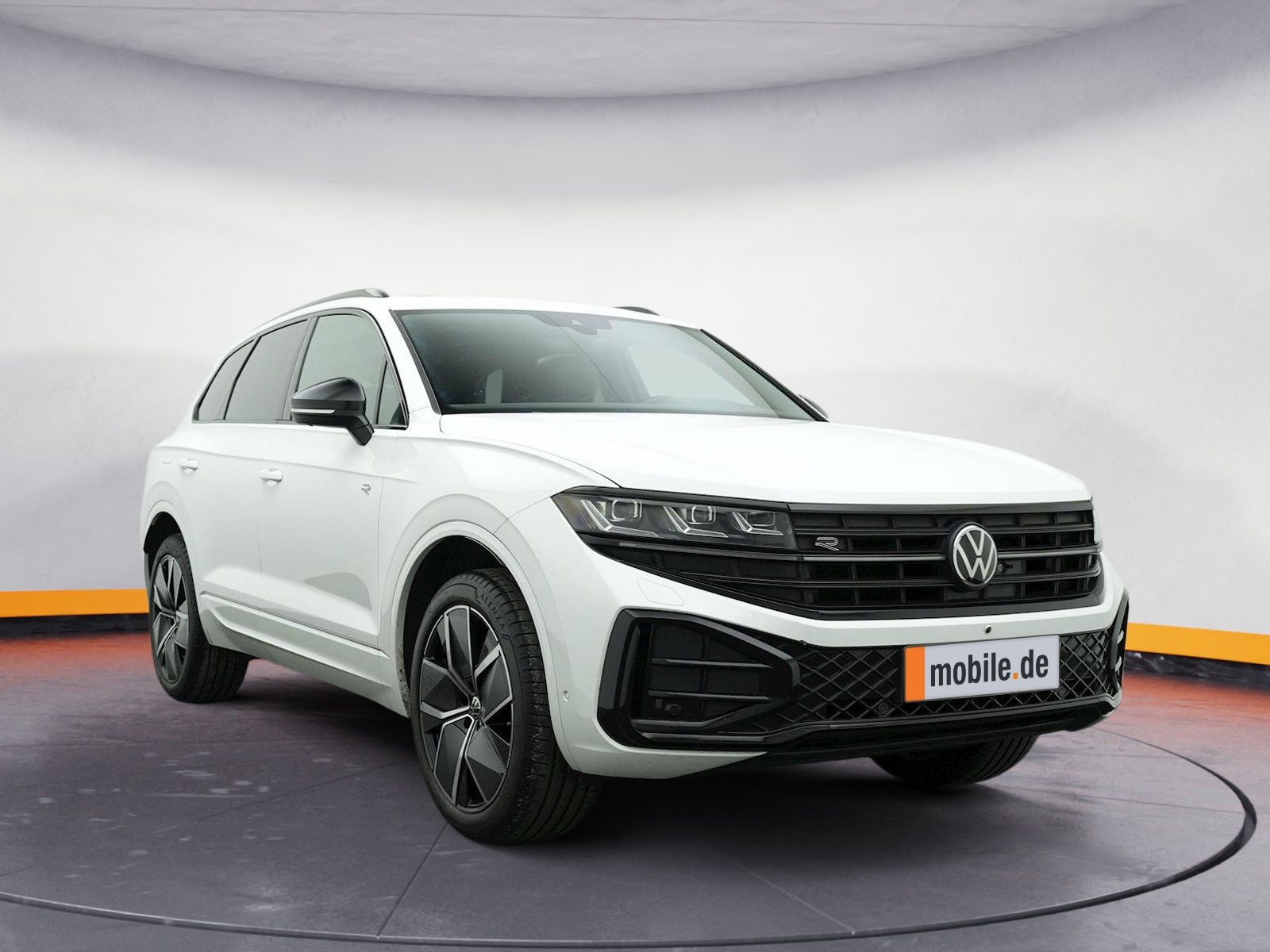Volkswagen Touareg 3.0 TDI R-line Black - Samsaru's Car Outlet
