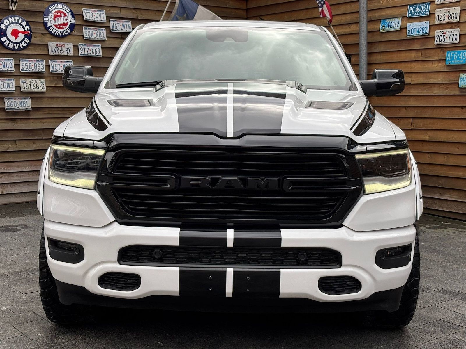 Dodge RAM 1500 Laramie 5,7L 4x4 AHK LPG12´´ Navi Bügel