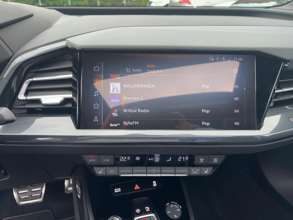 Audi Q4 50 e-tron S line quattro AHK Navi Panorama