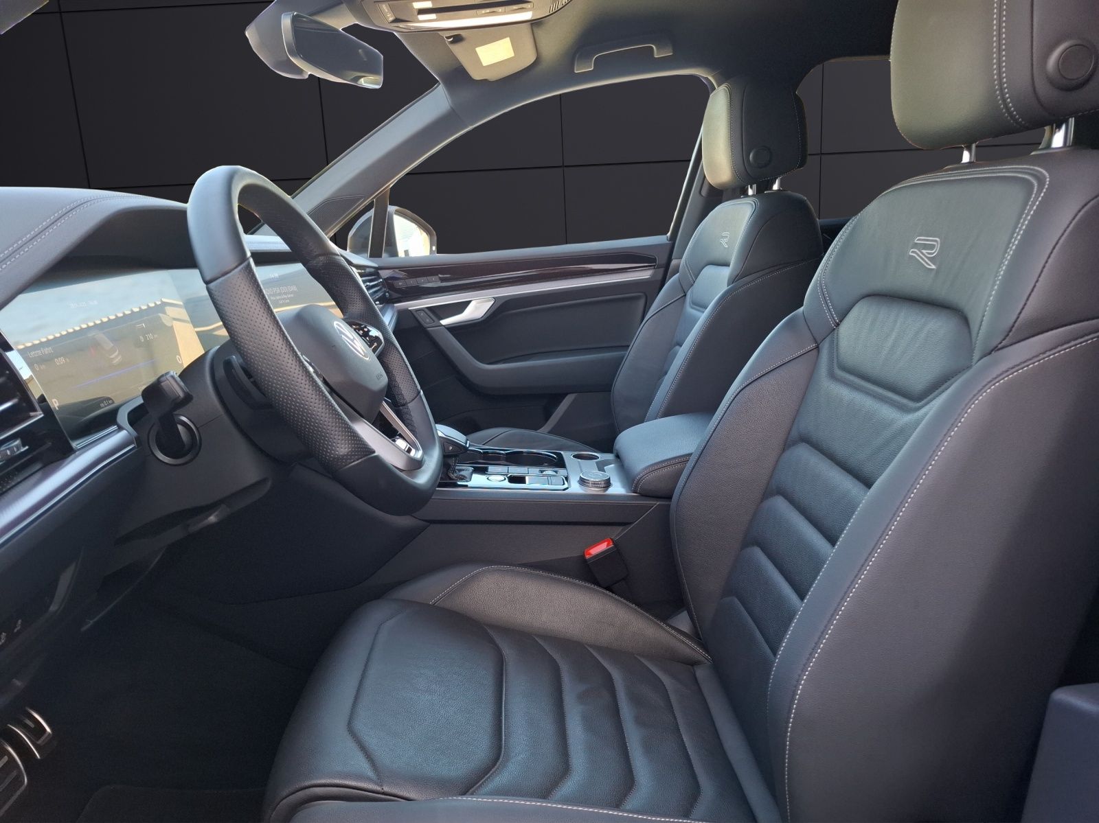 Volkswagen Touareg TDI R-Line 4M - Samsaru's Car Outlet