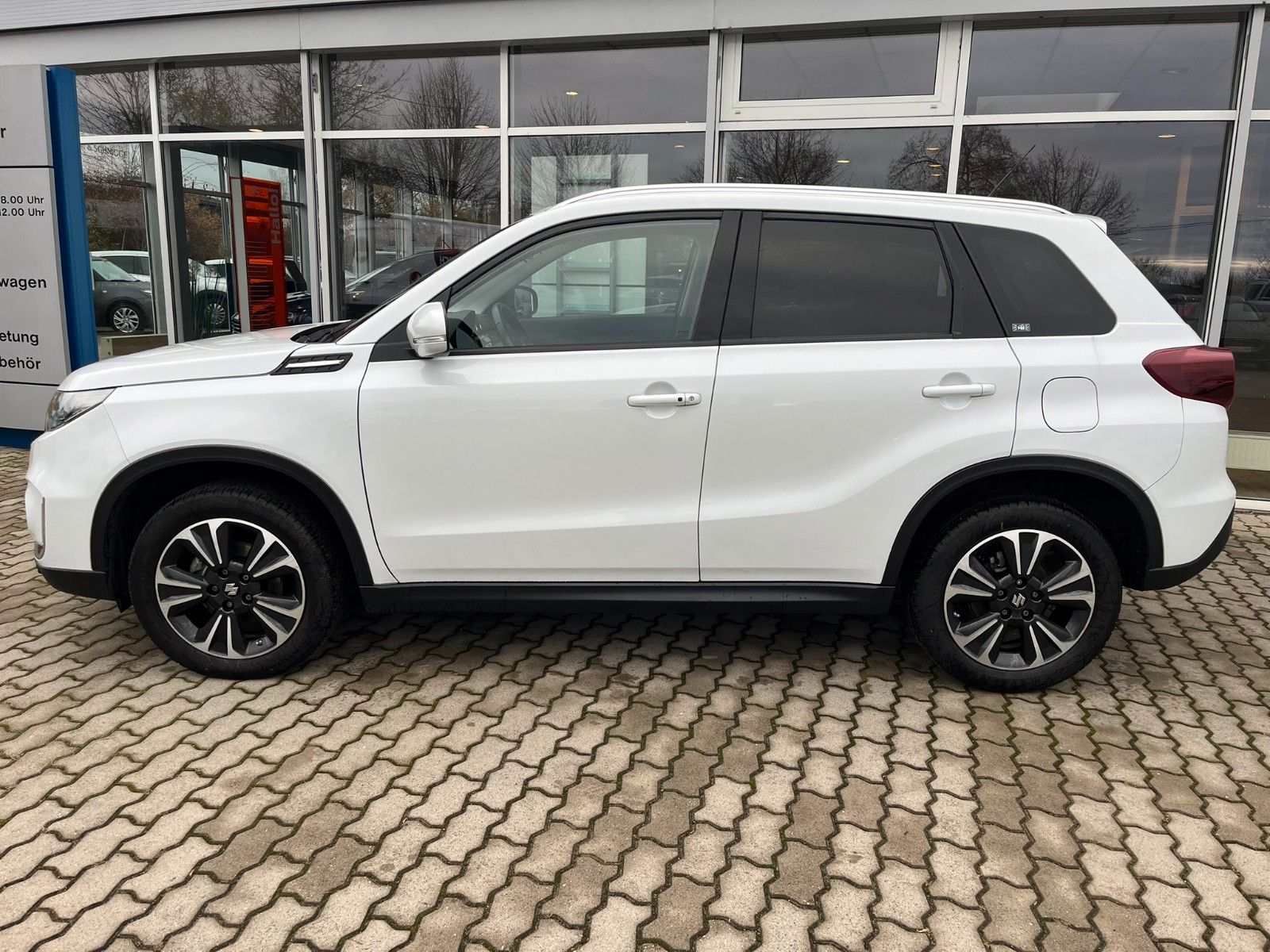 Suzuki Vitara 1.4 Comfort+ - Samsaru's Car Outlet