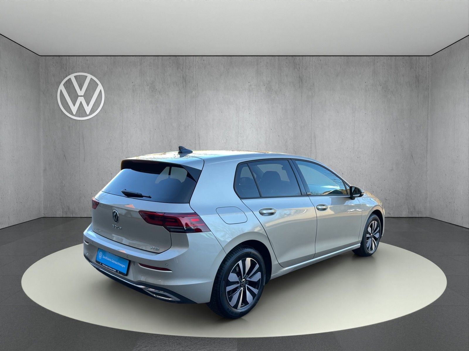 Volkswagen Golf VIII 1.5 eTSI Move DSG - Samsaru's Car Outlet