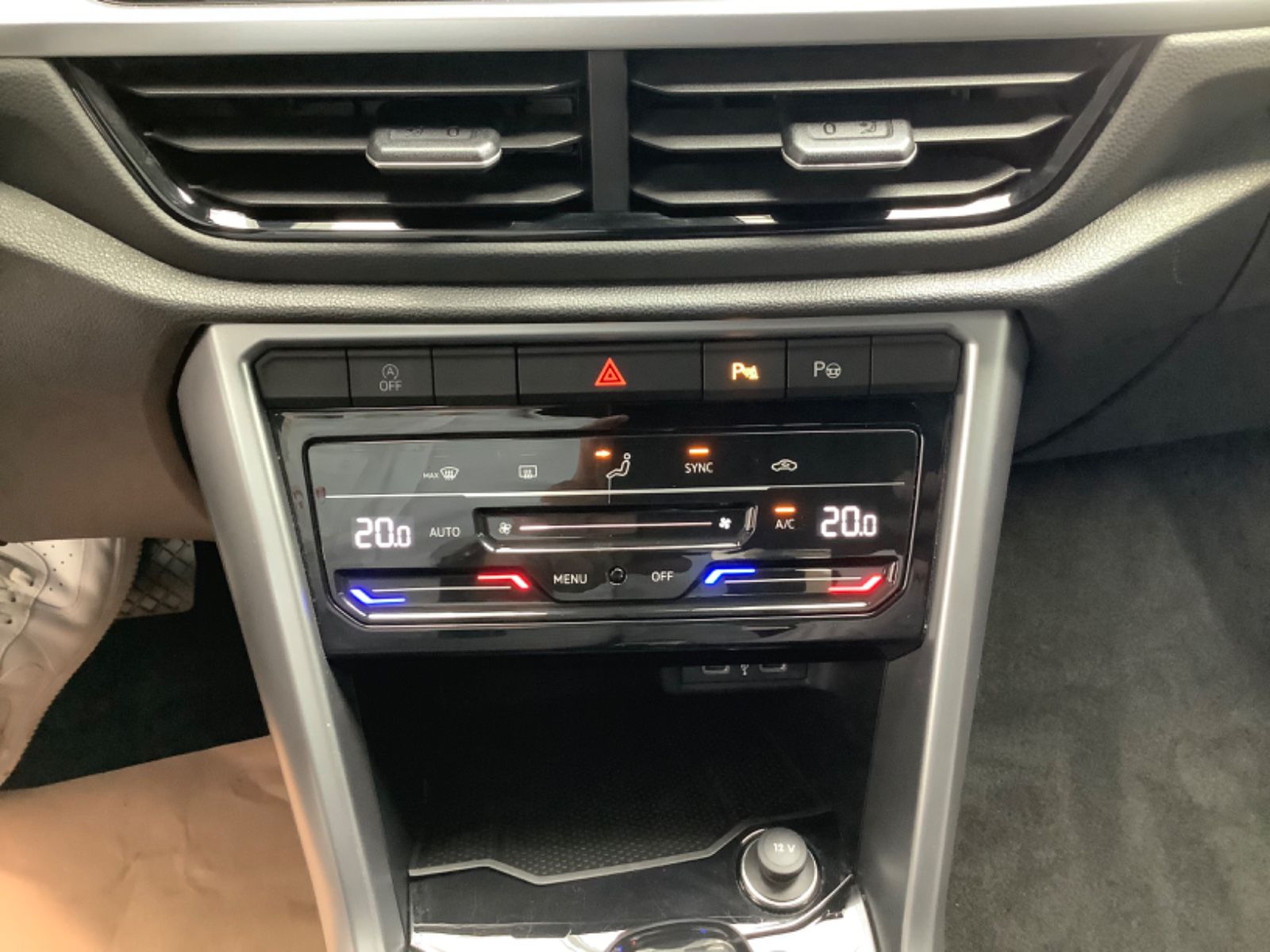 Volkswagen T-Roc Life DSG - Samsaru's Car Outlet