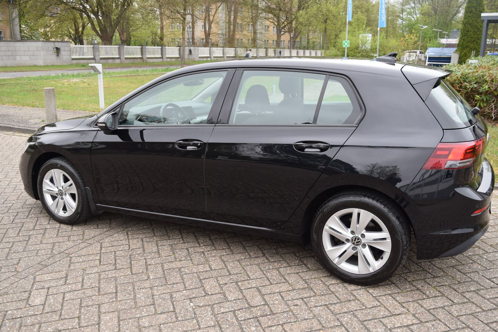 Volkswagen Golf VIII Lim. Life - Samsaru's Car Outlet