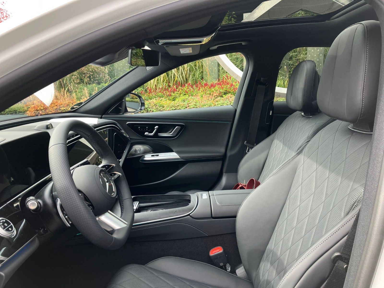 Mercedes-Benz E 400 e 4Matic AMG Line - Samsaru's Car Outlet
