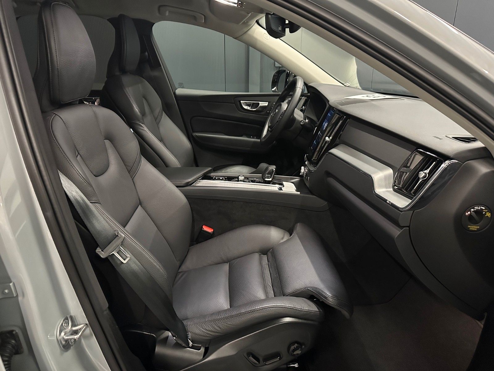 Volvo XC60 Plus Dark AWD *LEDER/Sport*AHK*Business*