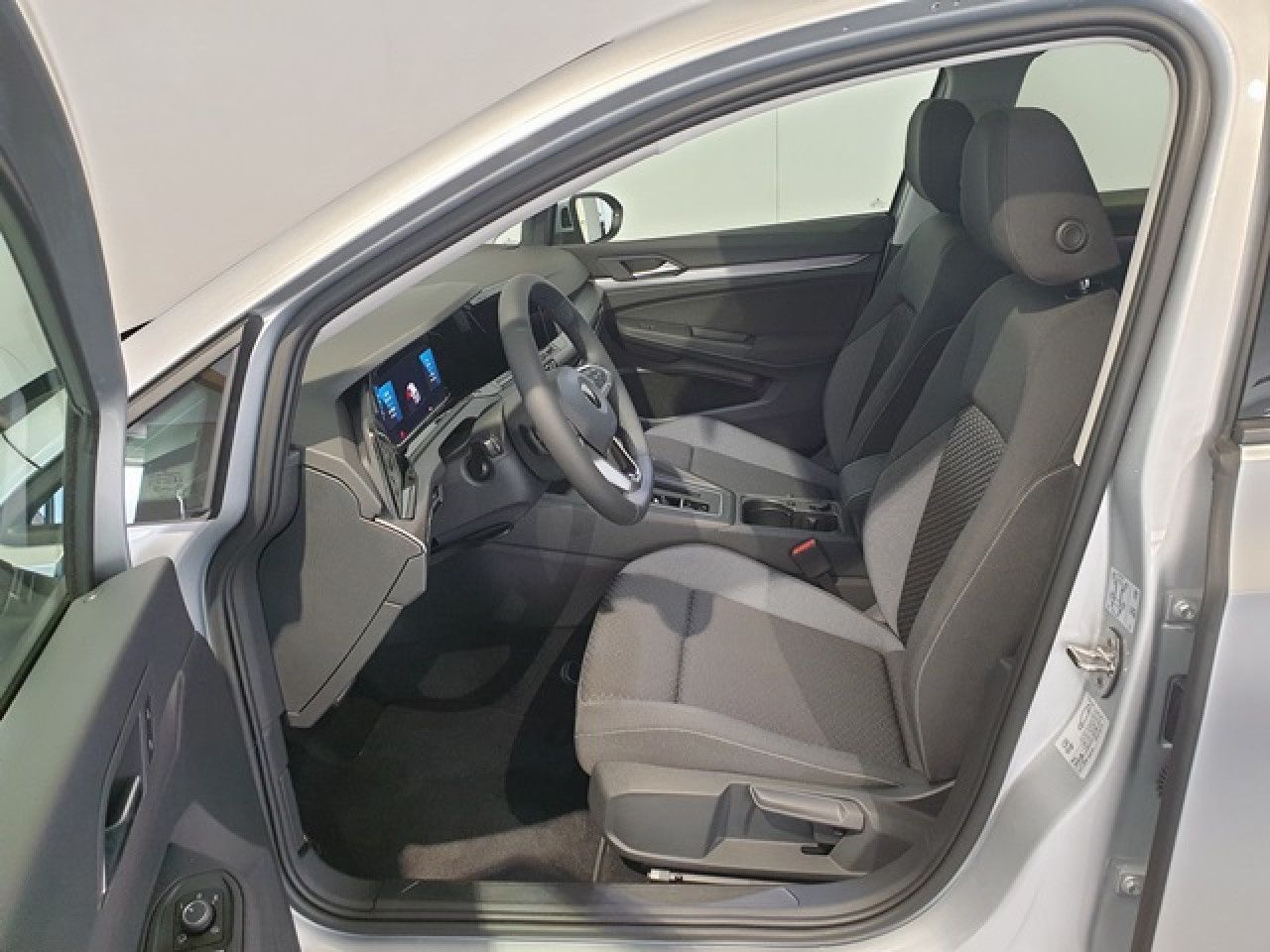 Volkswagen Golf 1.5 eTSI Active DSG - Samsaru's Car Outlet