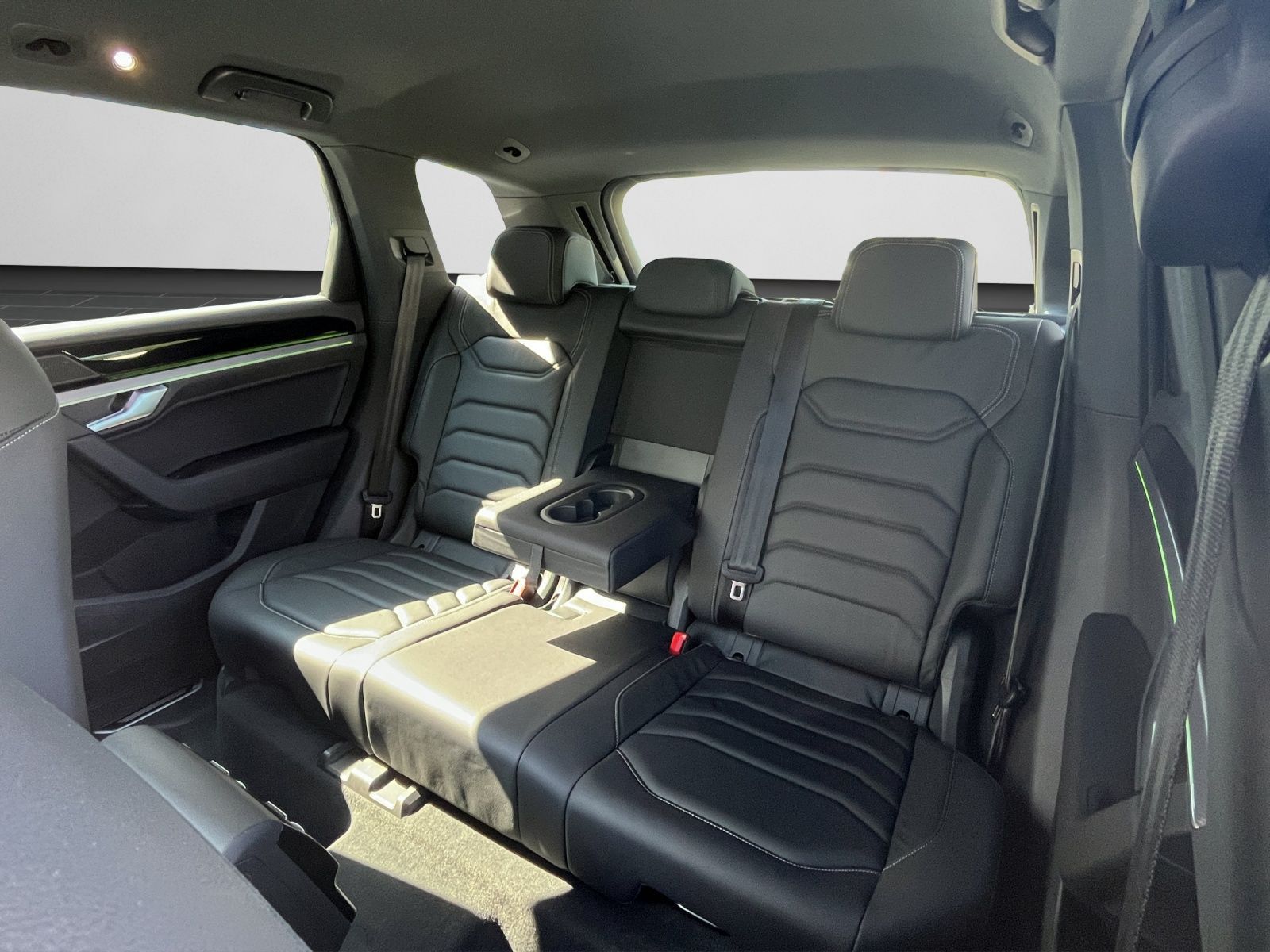 Volkswagen Touareg R-Line 3.0 TDI 4MOTION - Samsaru's Car Outlet