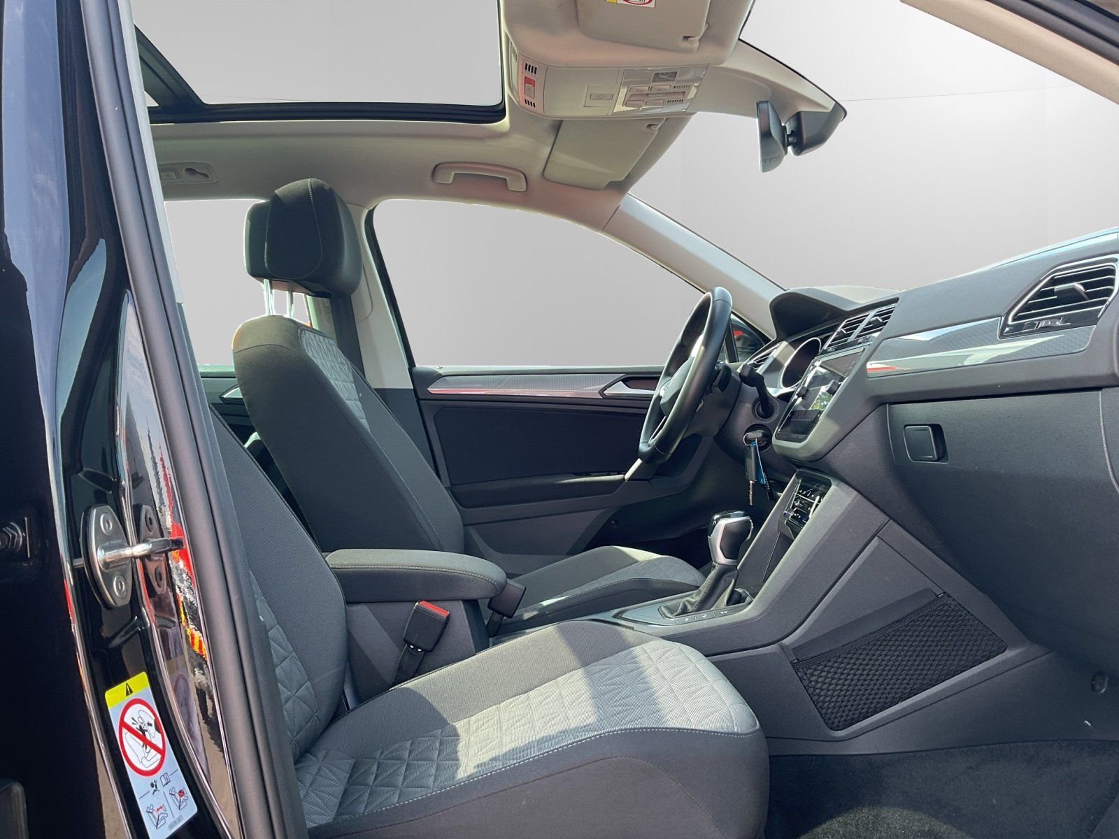 Volkswagen Tiguan 2.0 TDI DSG Life - Samsaru's Car Outlet