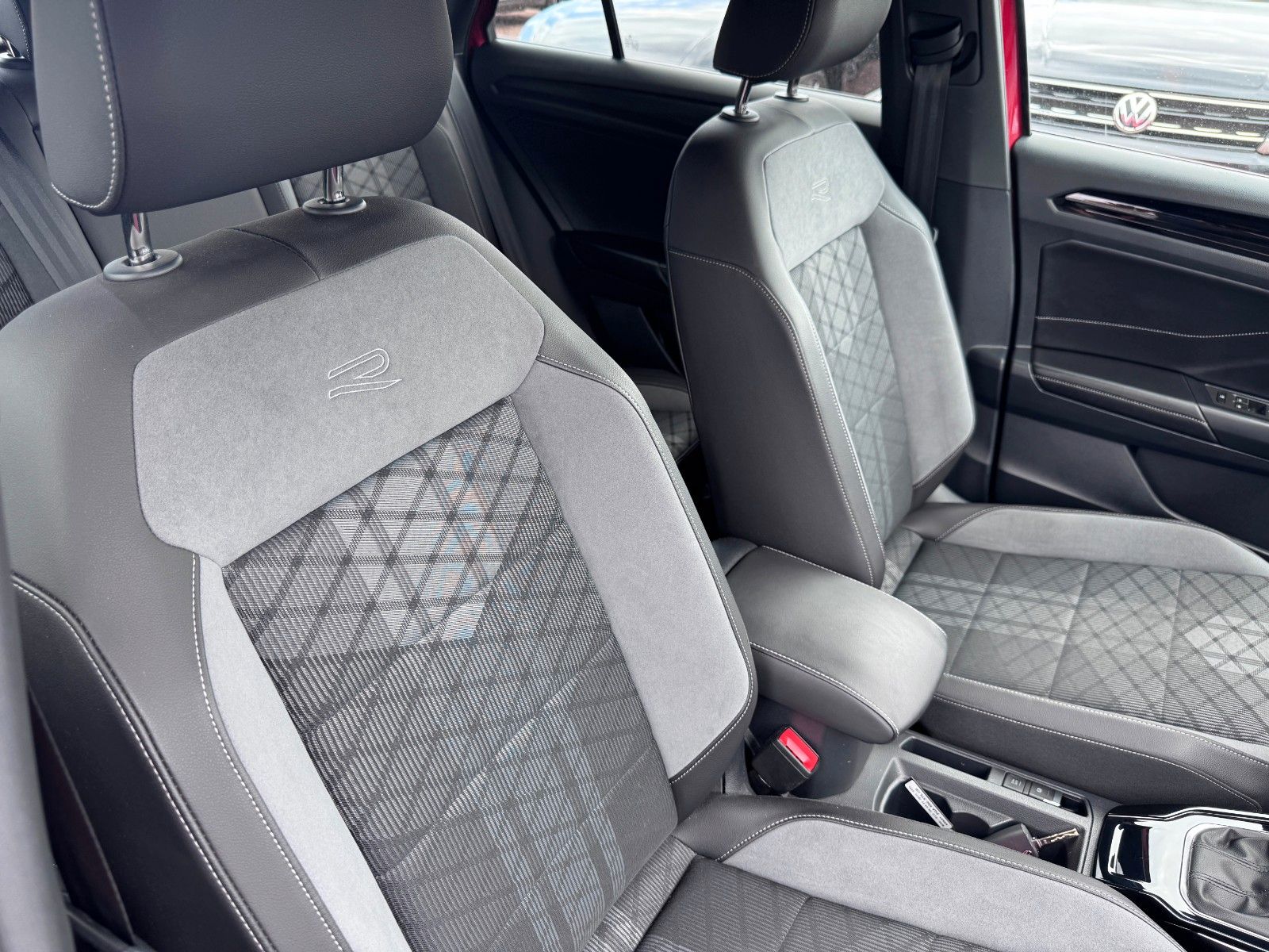 Volkswagen T-Roc R-Line - Samsaru's Car Outlet
