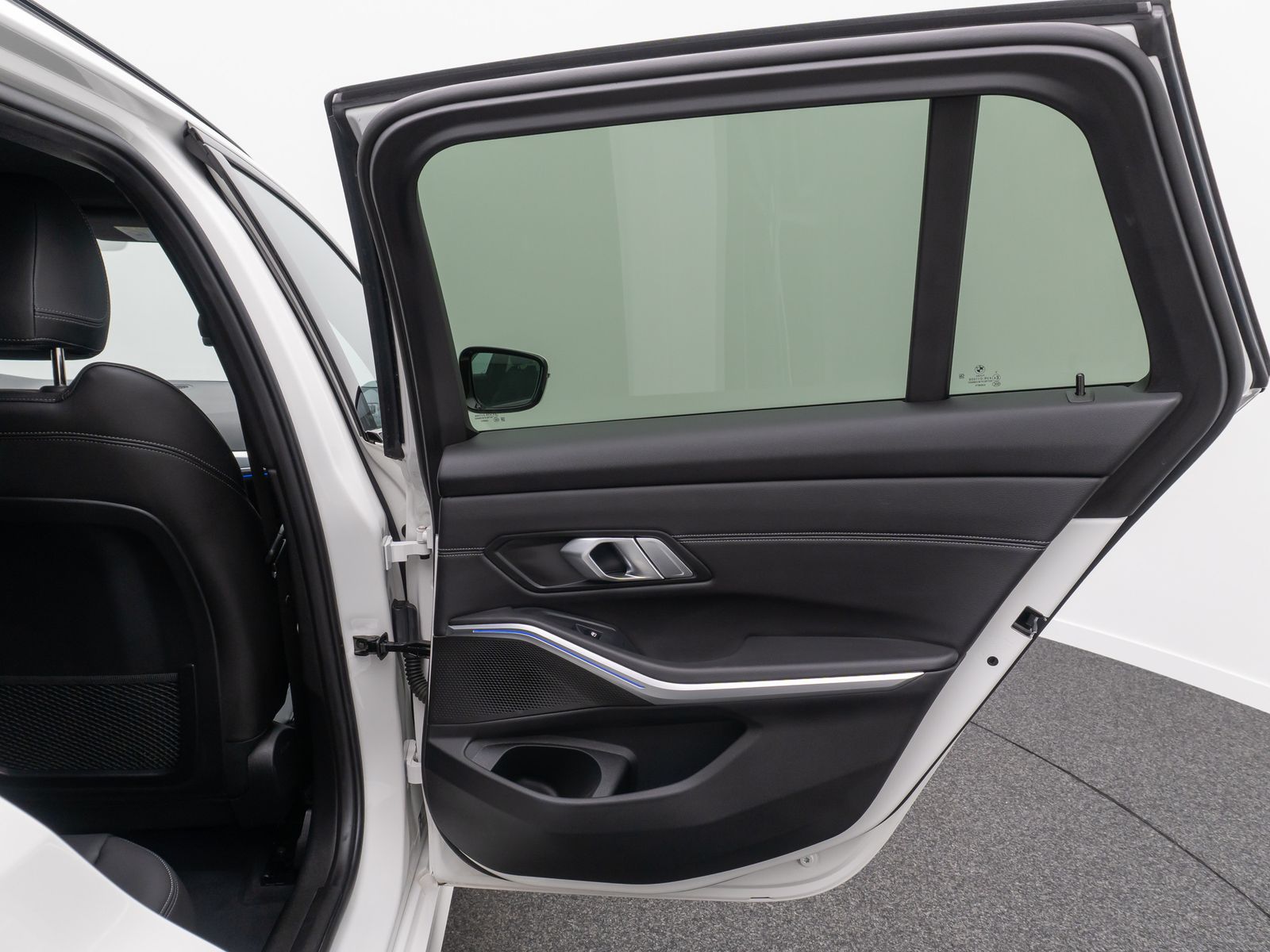 BMW 330i Sport Line - Samsaru's Car Outlet