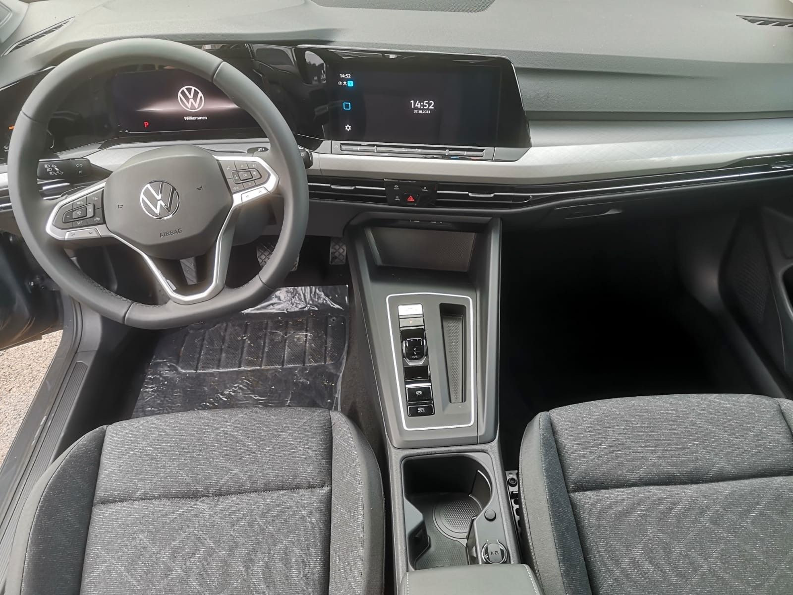 Volkswagen Golf 1.5 eTSI DSG Life - Samsaru's Car Outlet