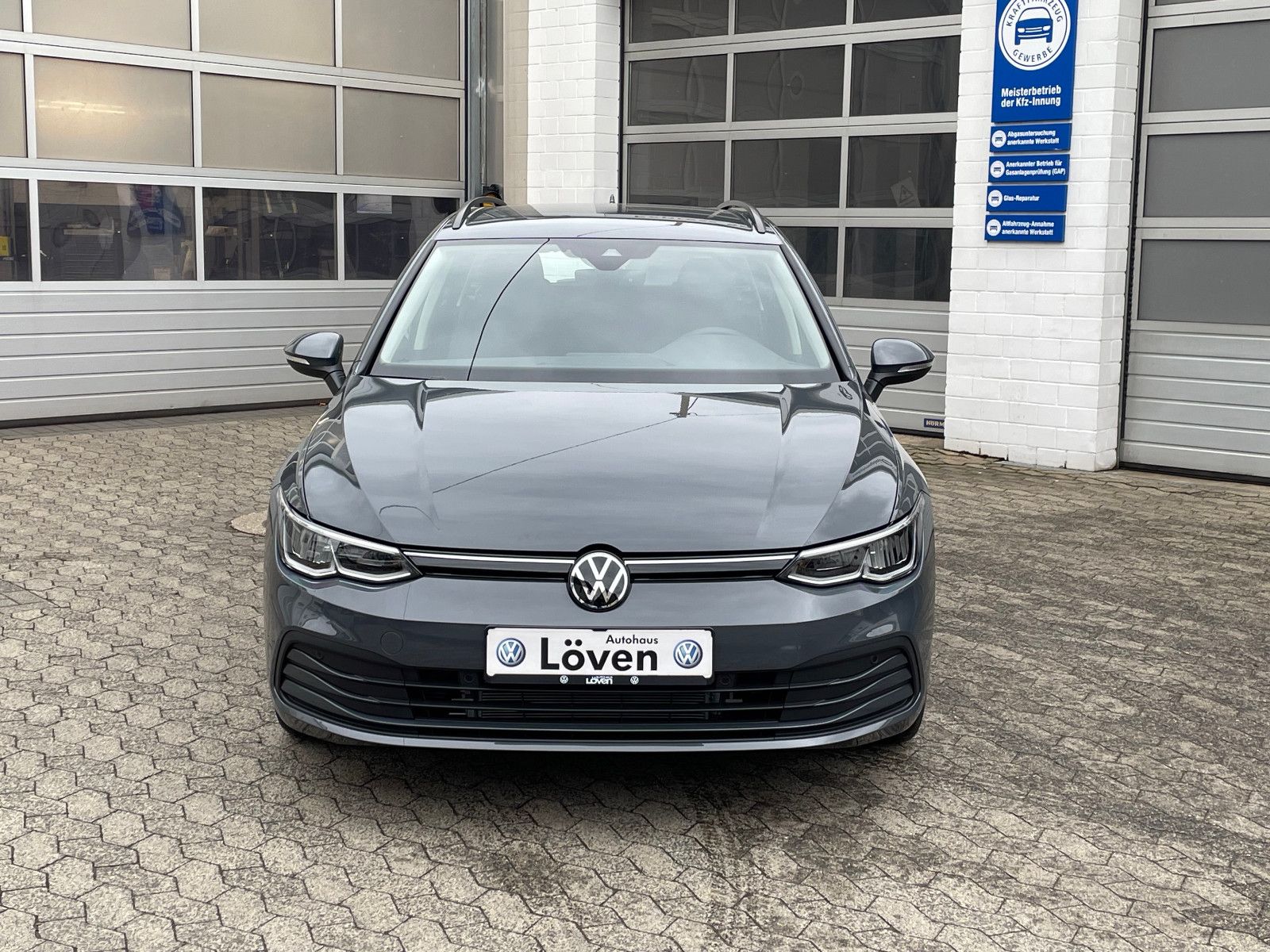 Volkswagen Golf VIII Variant 1.5 TSI Life - Samsaru's Car Outlet