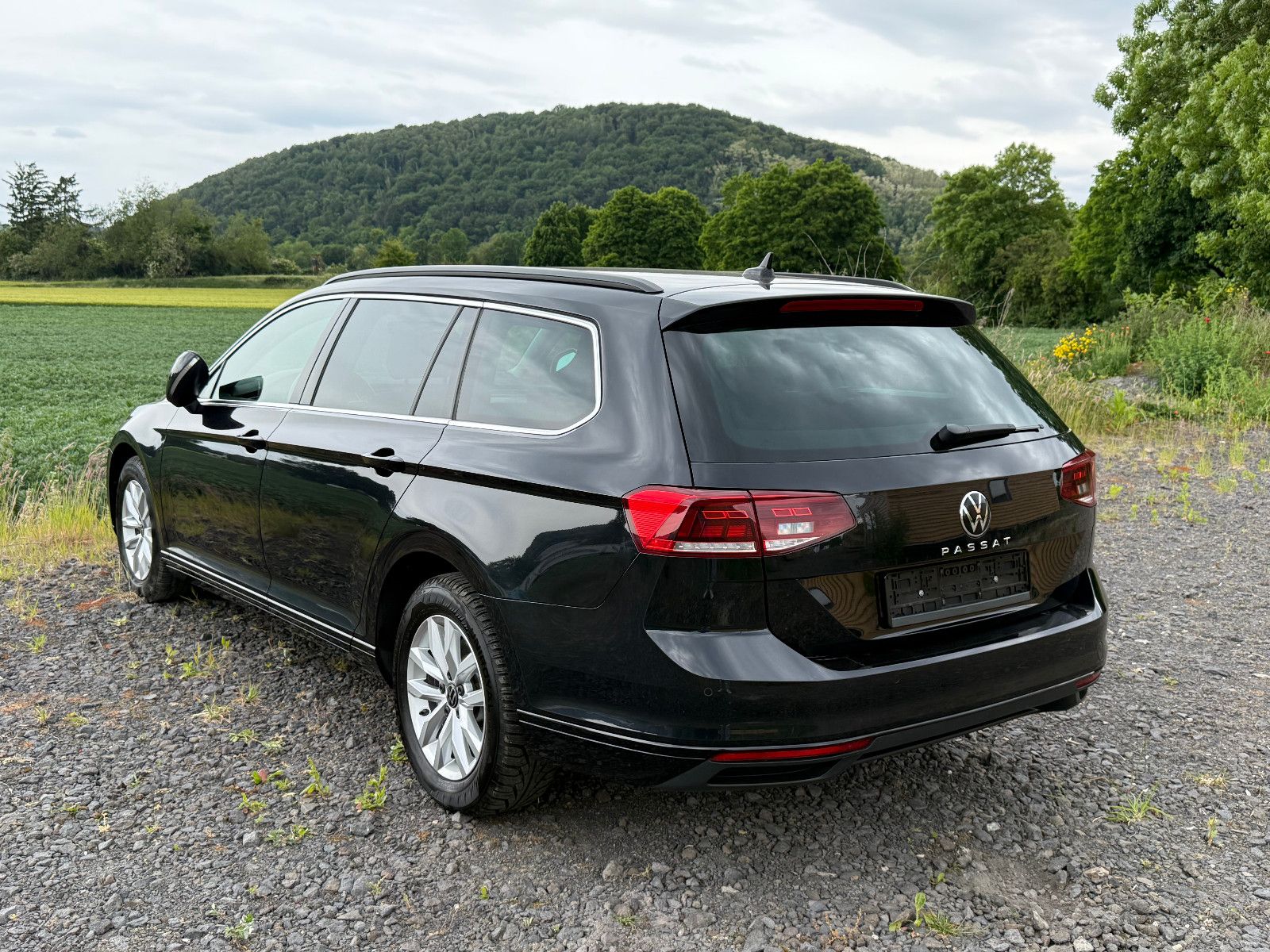 Volkswagen Passat Variant Business - Samsaru's Car Outlet
