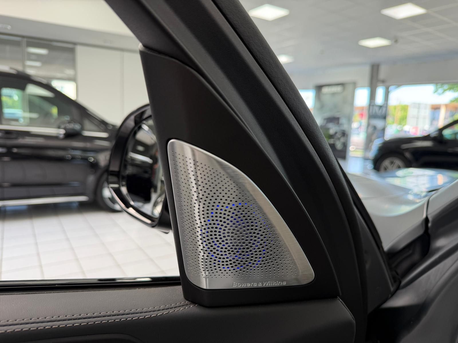BMW X7 M60 i*PANO-SKY*B&W*HUD*KRISTALL*6-SITZ*360°