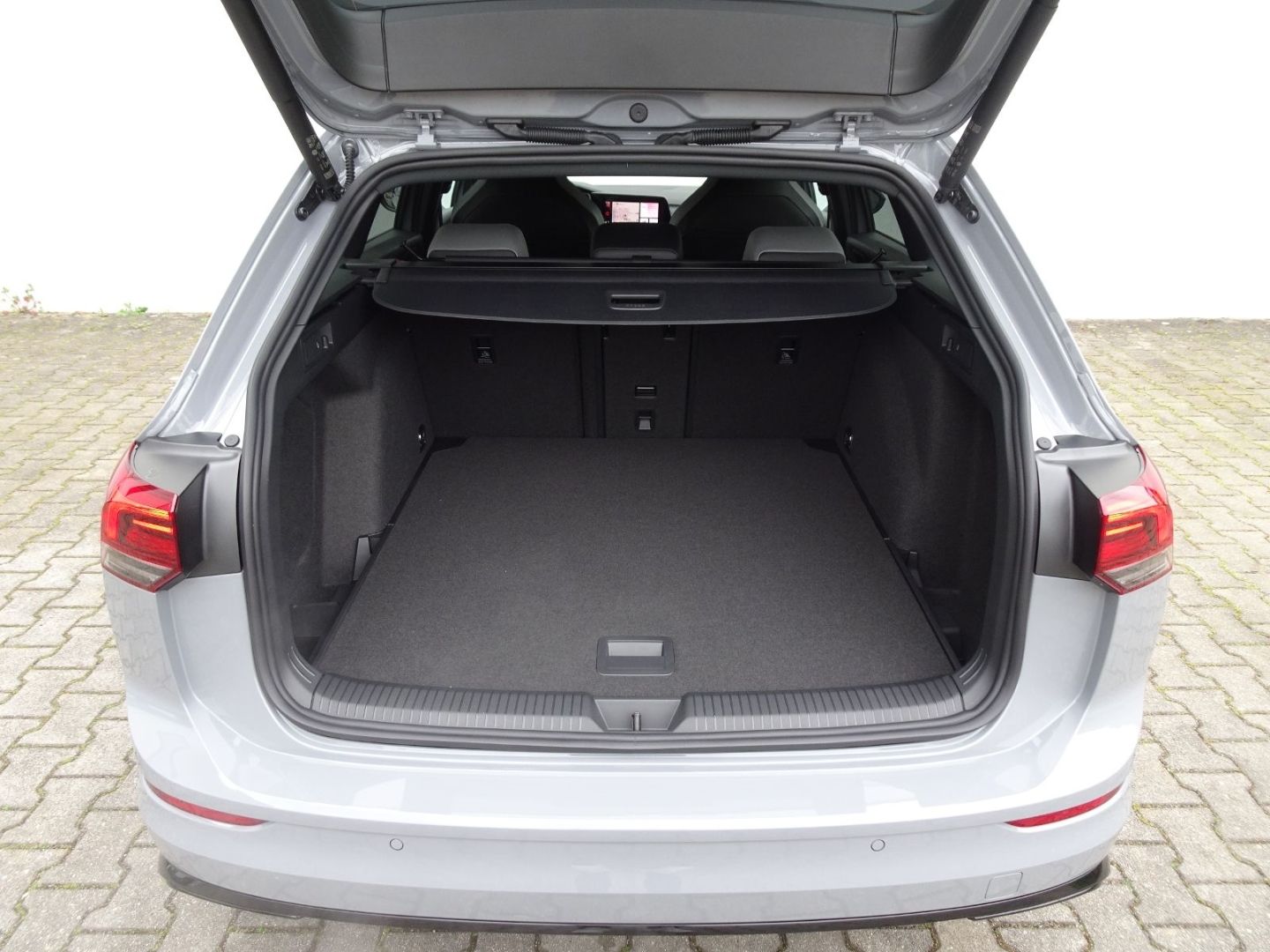 Volkswagen Golf Variant VIII 1.5 TSI R-Line - Samsaru's Car Outlet