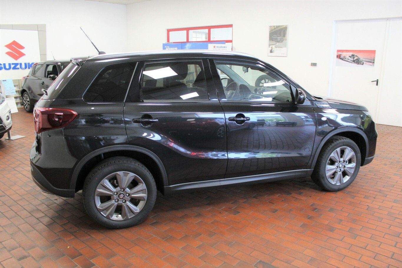 Suzuki Vitara Hybrid 4WD - Samsaru's Car Outlet