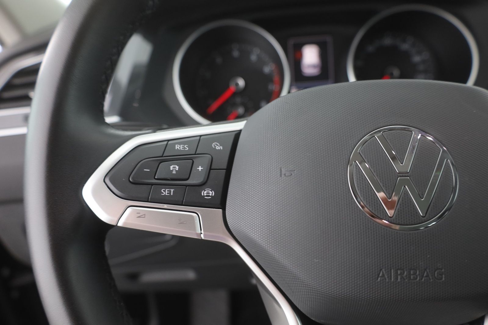 Volkswagen Tiguan 2.0 TSI 4Motion Life - Samsaru's Car Outlet