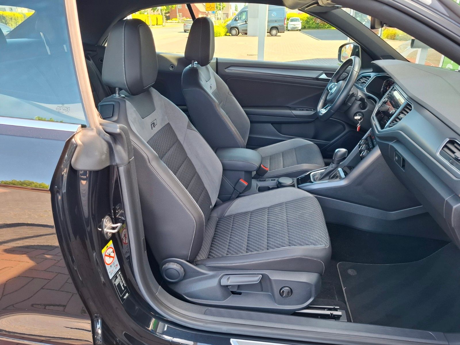 Volkswagen T-Roc R-Line - Samsaru's Car Outlet
