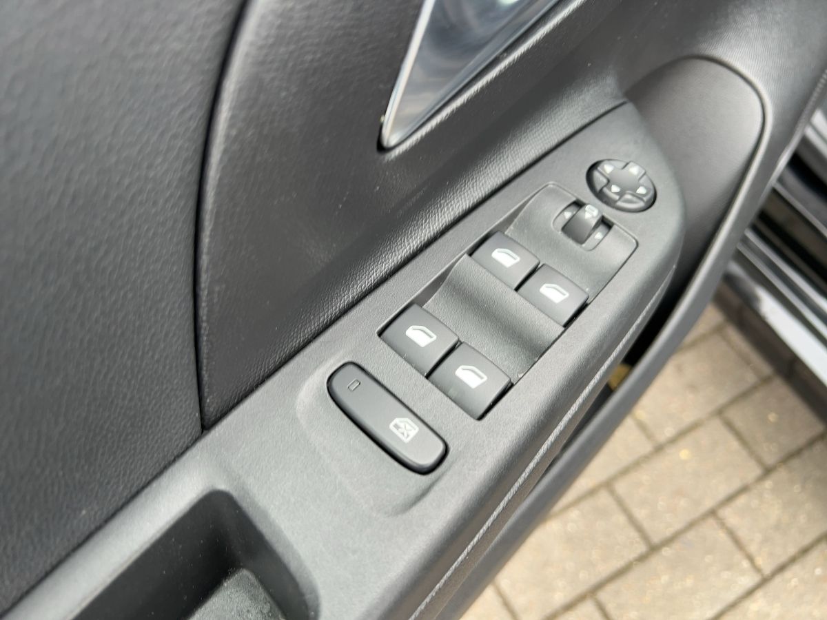 Opel Corsa F Elegance - Samsaru's Car Outlet