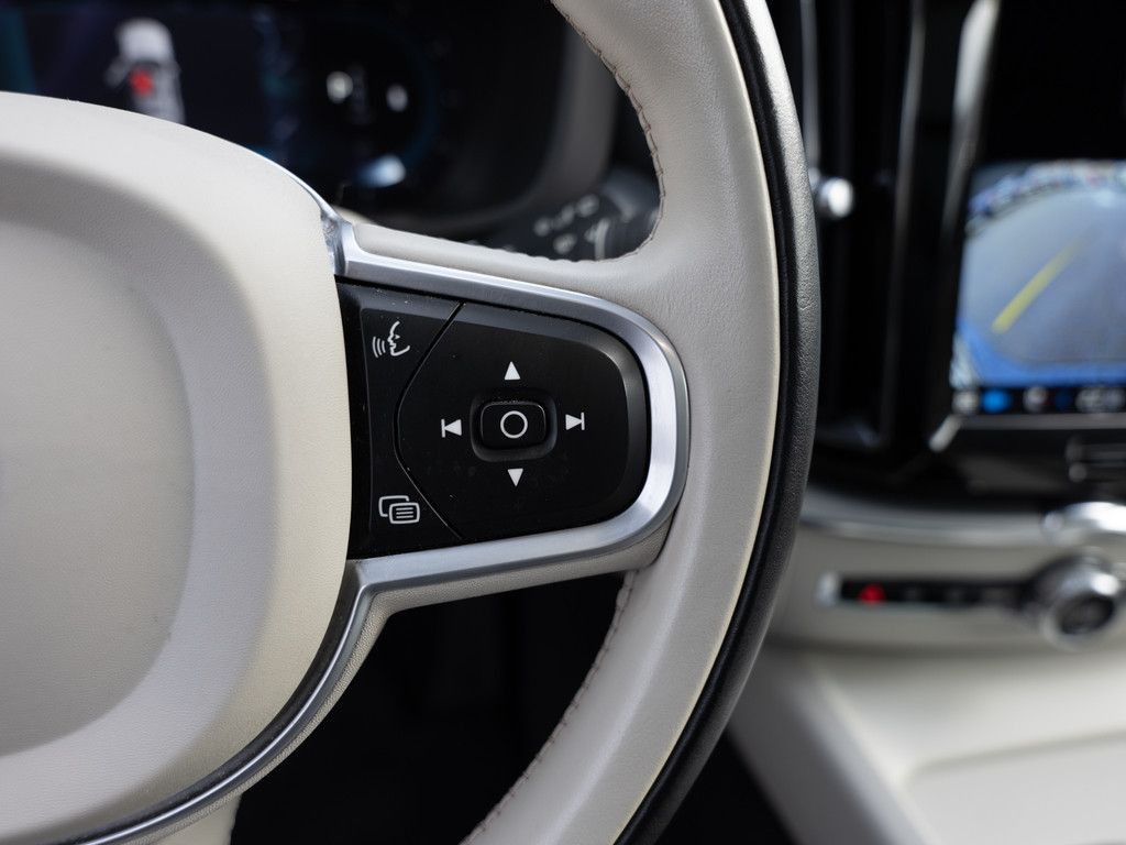 Volvo XC60 B4 Momentum Pro AWD STANDHZ LED PANO 360°