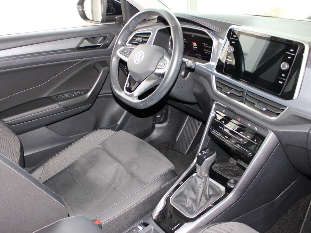 Volkswagen T-Roc 1.5 TSI ACT Style DSG - Samsaru's Car Outlet