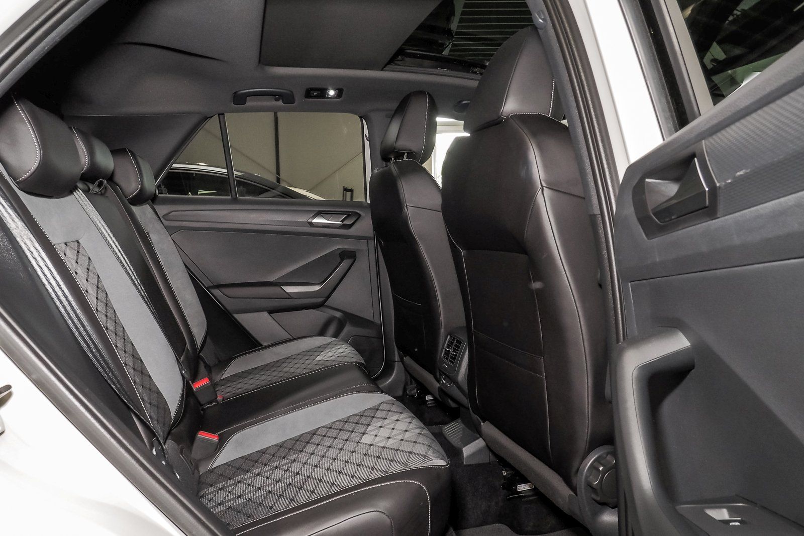 Volkswagen T-Roc R-Line 1.5 TSI - Samsaru's Car Outlet