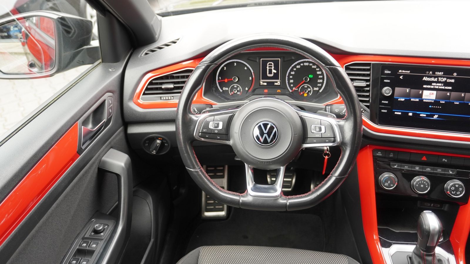 Volkswagen T-Roc 2.0 TDI R-Line - Samsaru's Car Outlet