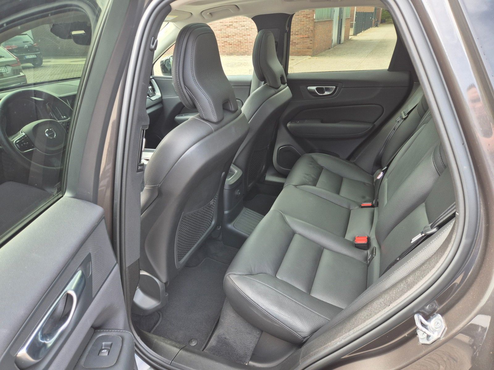 Volvo XC60 Plus Dark Recharge Plug-In Hybrid AWD