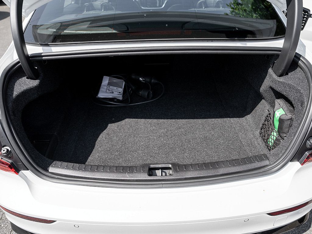 Volvo S60 T8 Ultimate Dark Recharge AWD STANDHZ B&W