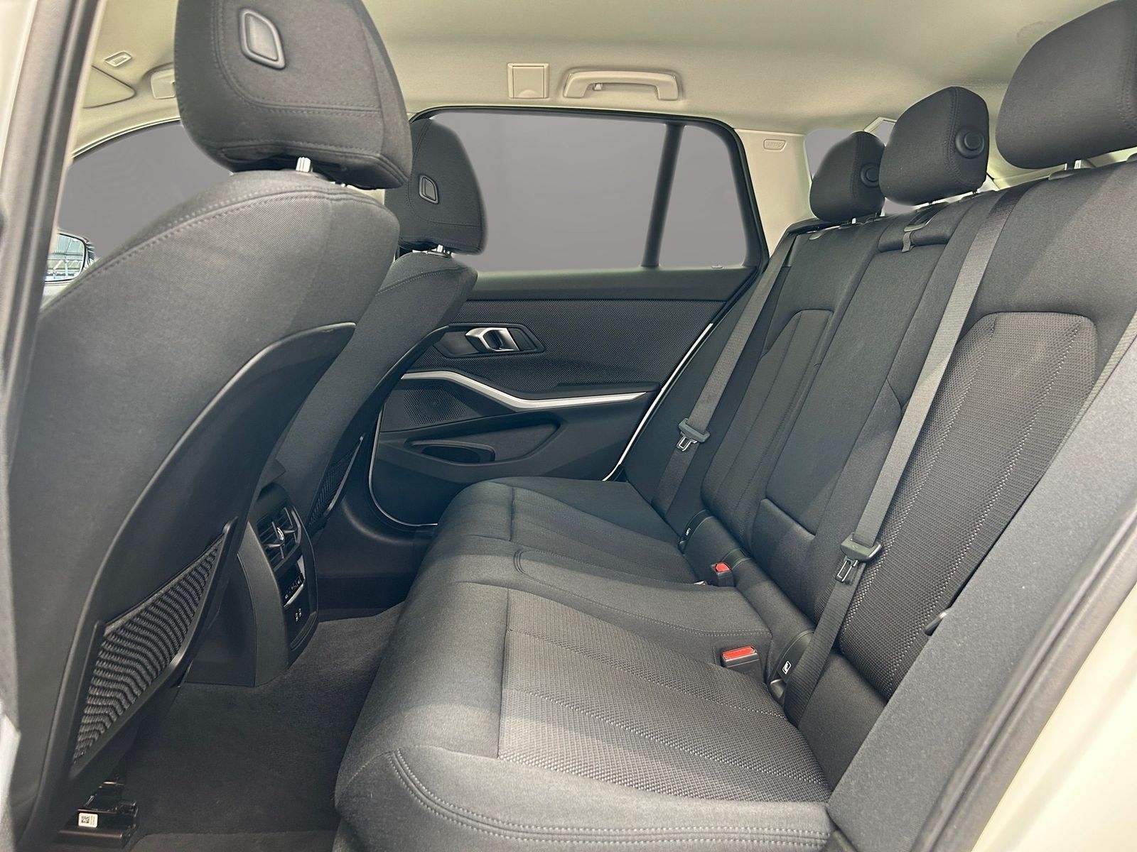 BMW 330e Touring - Samsaru's Car Outlet