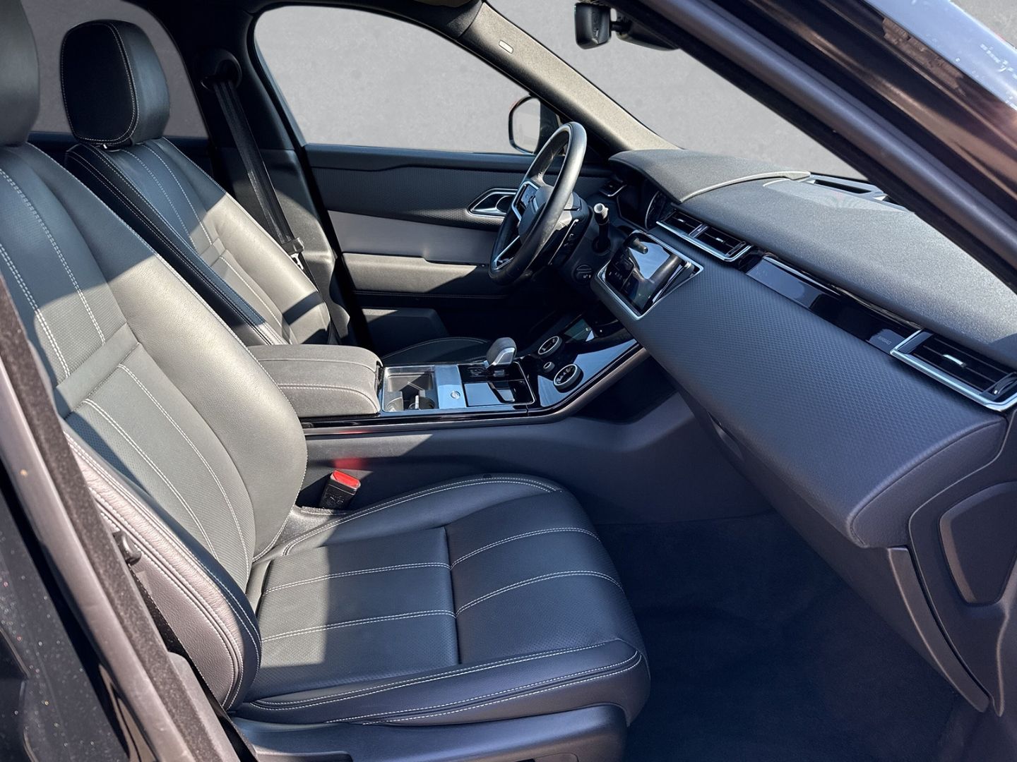 Range Rover Velar D300 R-Dynamic SE Black - Samsaru's Car Outlet
