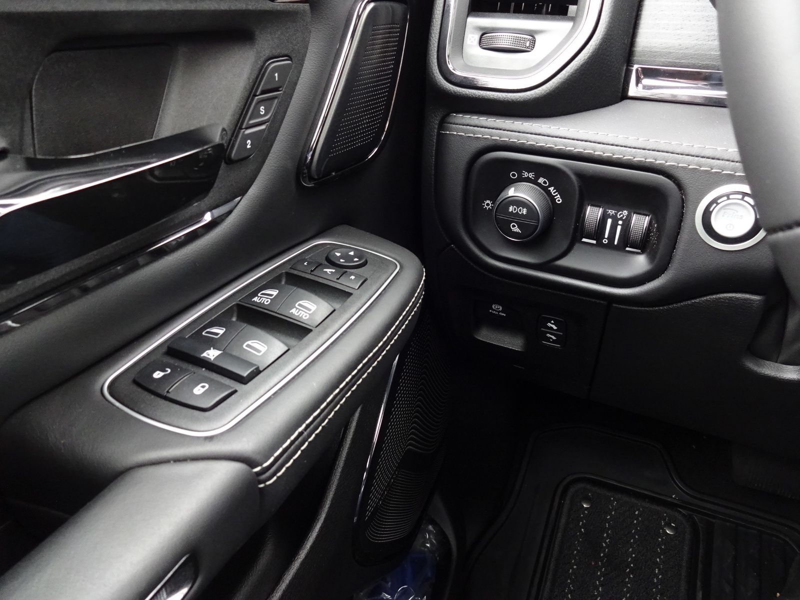 Dodge RAM Limited Night Edition 5.7L V8 HEMI Crew Cab