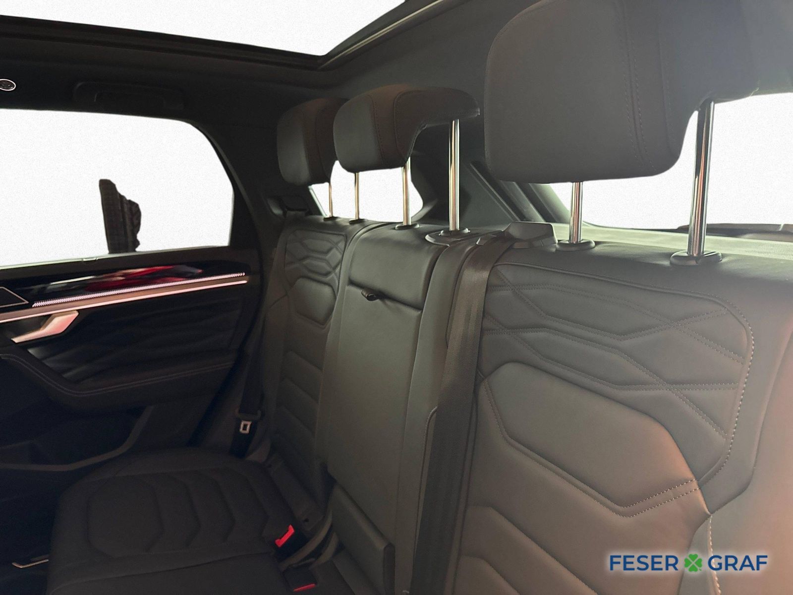 Volkswagen Touareg 3.0 TDI DSG R-LINE AHK DYNADUIO HUD PANO