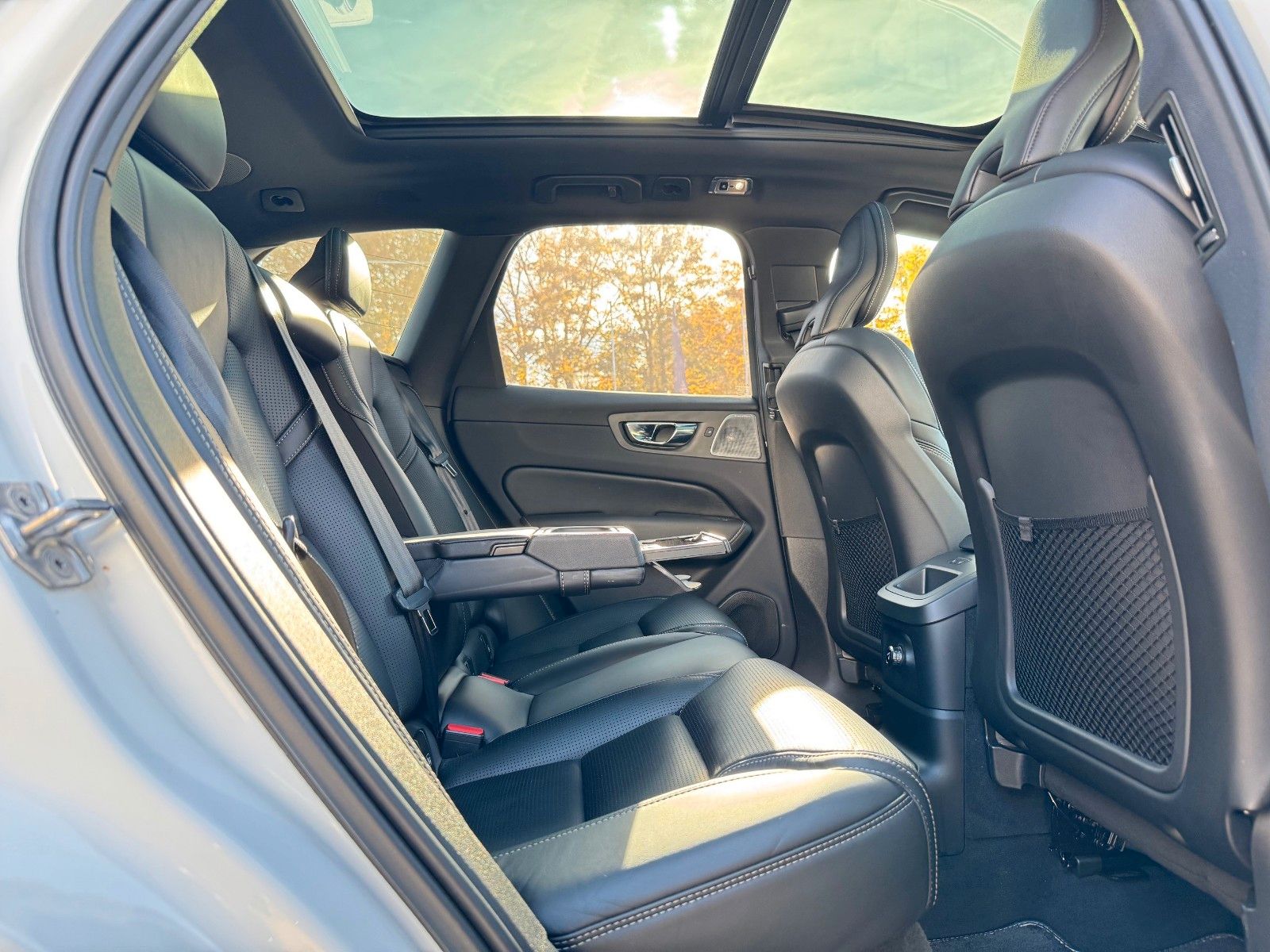 Volvo XC60 T8 AWD Geartronic R-DESIGN-22"-AHK-Luft-B&W