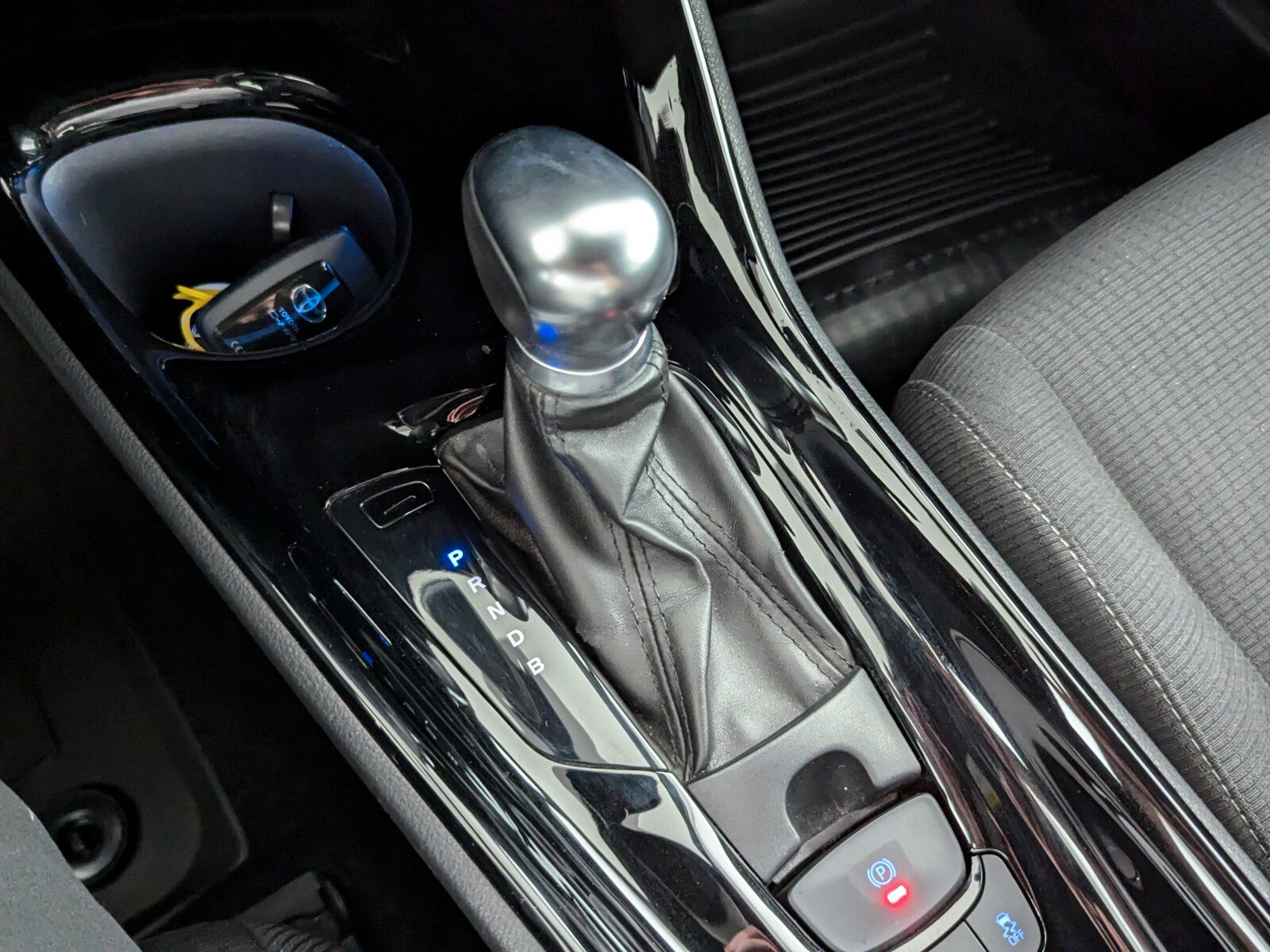 Toyota C-HR 1.8 Hybrid Team - Samsaru's Car Outlet