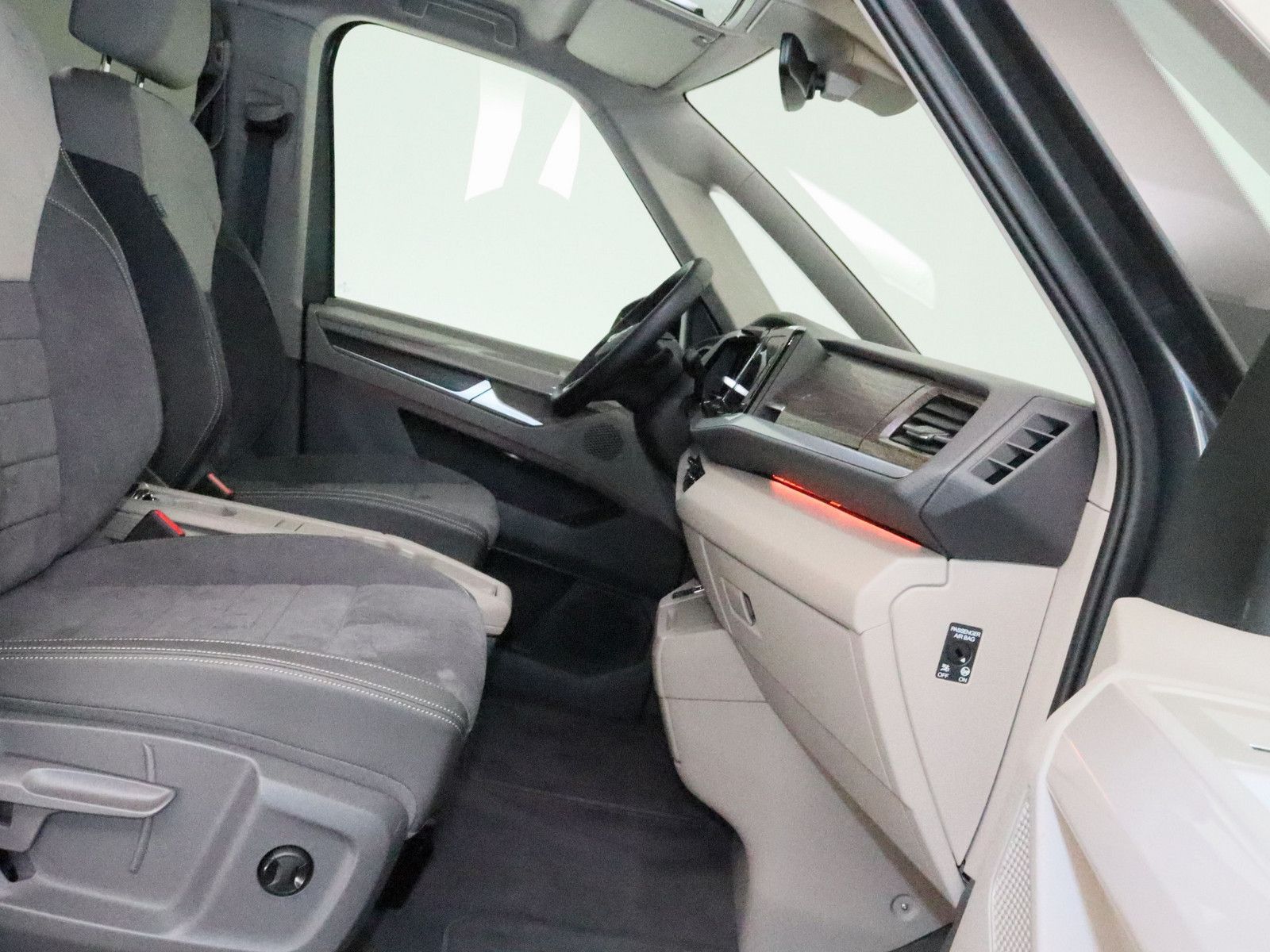 Volkswagen T7 Multivan 2.0 TDI Style - Samsaru's Car Outlet